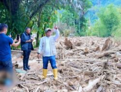 Bupati Tapteng Ingatkan Warga: Kayu Bawaan Banjir Harus Diolah Secara Terpadu untuk Kepentingan Korban
