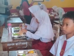 Siswa Siswi SDN 1 Kutawaringin Purwadadi Sambut Hangat Program MBG