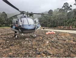 Helikopter BNPB Mendarat di Tepi Sungai Demi Antar Bantuan Warga Terisolasi Akibat Bencana Hidrometeorologi di Sumatra Utara