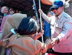 Prabowo Sapa Anak‑Anak dan Dengarkan Keluhan Warga Saat Tinjau Posko Pengungsian Banjir Aceh Tenggara