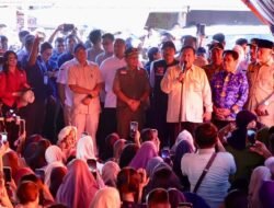 Prabowo Beri Semangat Warga Sumbar Terdampak Bencana