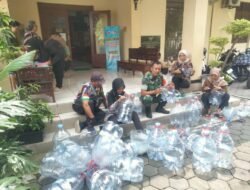 Inovatif & Inspiratif, Babinsa Purwodiningratan Sulap Galon Bekas Menjadi Pot Tanaman