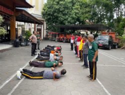 Kolaborasi Babinsa Manahan & Bhabinkamtibmas Berikan Arahan & Latihan Fisik Kepada Linmas