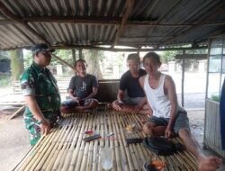 Babinsa Desa Tanjung Bulan Laksanakan Komsos, Himbau Warga Waspada Cuaca Buruk