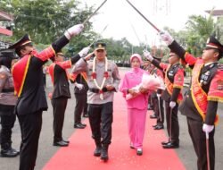 Tradisi Pedang Pora Warnai Pisah Sambut Kapolres Pesawaran, Tongkat Komando Resmi Beralih