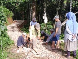 Kegiatan Gotong Royong Jalan di Kampung Rancah Desa Cikubang